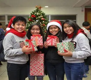 70 mil alunos da rede municipal de ensino de Osasco recebem presentes de Natal