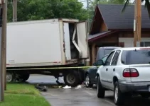 carreta tomba e invade casa em Osasco