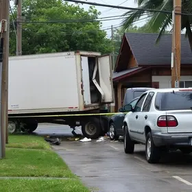 carreta tomba e invade casa em Osasco