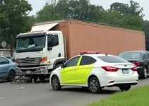 caminhão atinge 4 carros em Osasco
